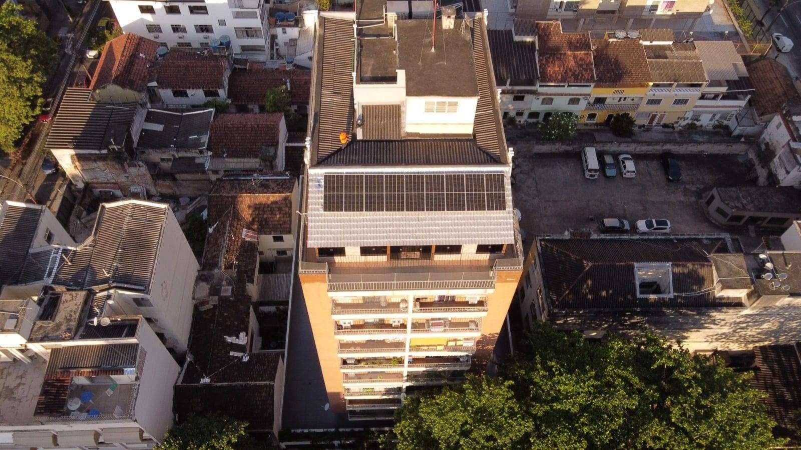 Sistema de energia solar em cobertura no bairro Vila Isabel, Rio de Janeiro