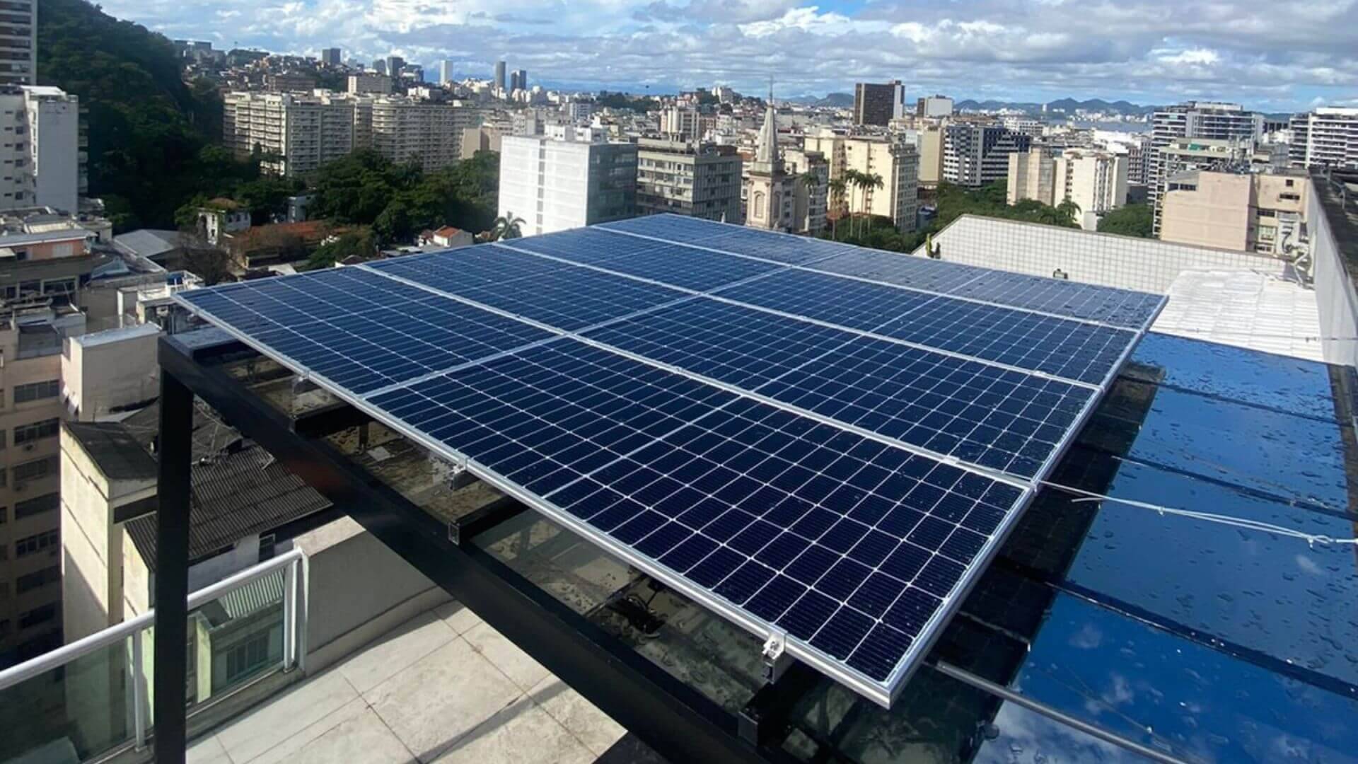 Instalação de painéis solares em cobertura no bairro de Laranjeiras, Zona Sul do RJ