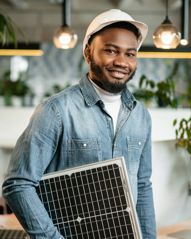 tecnico-prototipo-painel-solar Engenheiro apresentando protótipo de painel solar, destacando inovação e tecnologia sustentável
